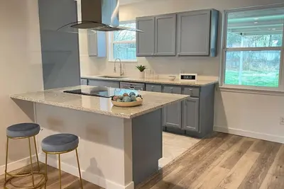 Image de Dogwood · Beautiful Renovated Open Space Full House