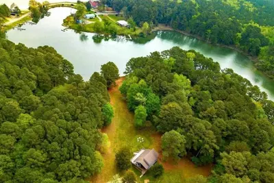 Image de 18-Acre Waterfront Sanctuary: Peace & Privacy
