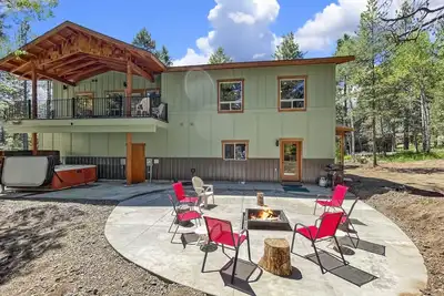 Image de Charismatic McCall Cabin w/ Hot Tub, Pool Table, Ev Charger