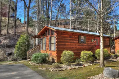 Sycamore: Cozy Cabin atop a Mountain Stream and only Minutes from Downtown Gatlinburg