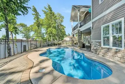 Image de Best location on Smith Mtn lake! Waterfront home w Pool & Dock in no wake zone.