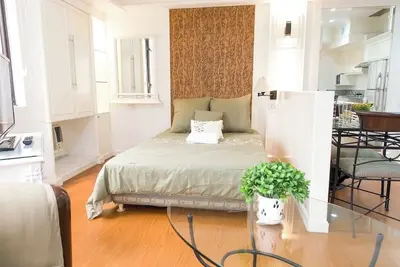 Image de Beautiful unit across greenbelt5 + high speed wifi + Netflix
