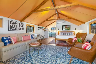 Image de Pool + Firepit + River + Lake + Hot Tub + View