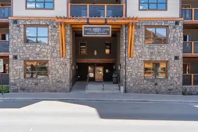 Image de Panorama Rocky Views! Luxurious 2Brs/1Den/2Ba, w/Hot Tub, the Heart of Downtown