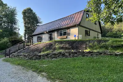 Image de Sweet Nell’s Cozy Cottage with hot tub in the heart of Hocking Hills.