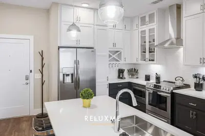 Image de Reluxme | Uptown 2br Condo w/King Beds & Parking