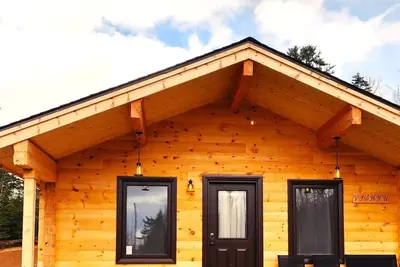 Image de Cozy 2 Br Log Cottage w/ Firepit Bbq, close to lakes, vineyards, zipline & Skiing