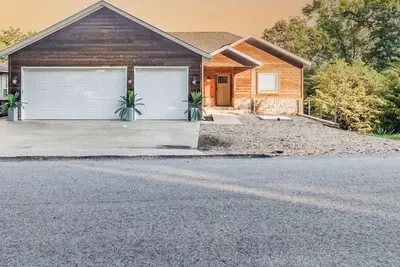 Image de Lake Arcade - 5bd 4bth, Family Fun Spot, 3 stories