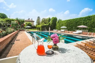 Image de Villa La Quadra - Quatre Chambres Villa, Couchages 9