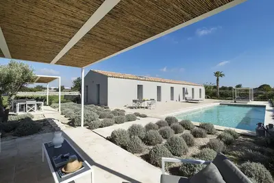 Image de Villa Gilestra - Trois Chambres Villa, Couchages 6