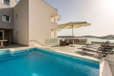 Image de Villa Kokolja - Cinq Chambres Villa, Couchages 10