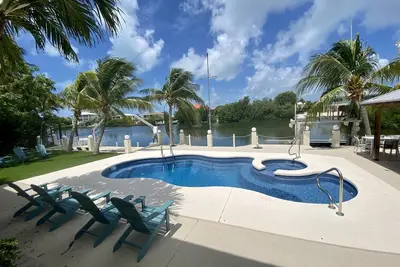 Waterfront - 5 Br, 4 Full Bath, Pool, 80' Dock, Ample Parking, Tiki Hut, Jacuzzi