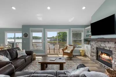 Image de Canadian Lakes lakefront home with breathtaking sunrises and a hot tub!