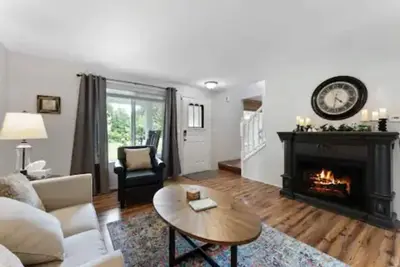 Image de Warm & spacious - Rv parking, large yard, cozy fireplaces, game library