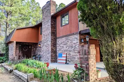 Image de Mountain home in the forest in a quiet neighborhood.