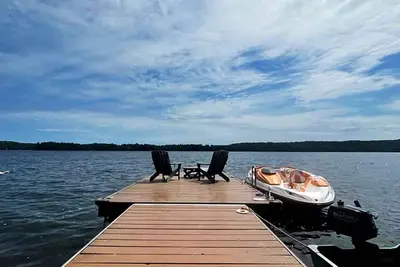 Image de Cozy Weekenders Lakefront Cottage with Hot tub (fishing boat rental available)