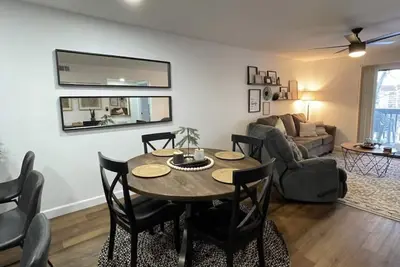 Image de Cozy Condo, 10 mins from the Strip, Walk to the Lake - Indoor and Outdoor Pools!