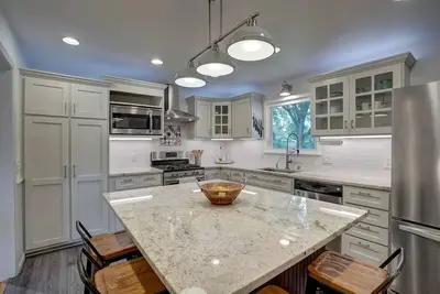 Image de Elegant Space–Premium Kitchen–Spacious & Ideal for Gathering w/ Friends & Family
