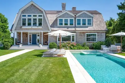 Image de Relaxing, recreated waterfront home in the heart of West Neck Harbor