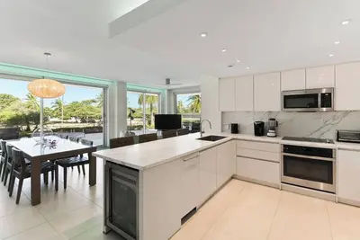 Elegant Condo Steps from Eagle Beach at O Condo 3 by Bocobay