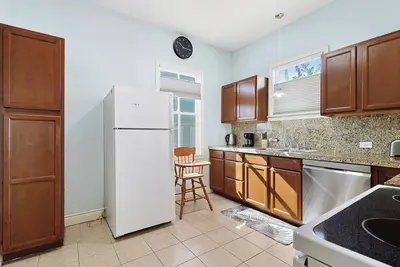 Image de Quiet Cottage 5 minutes to Beach or Strand, Fenced yard and off street parking.