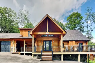 Image de Honey Bear Hideaway | Brand New Home + Hot Tub!