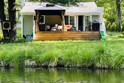 Image de New! Charming Lakefront House