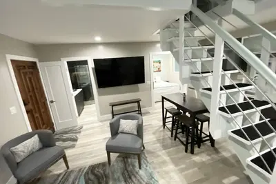 Image de Hb Hideaway · 2 Mi to Beach · 60+ Day Savings · Ideal for Snowbirds & Wfh!