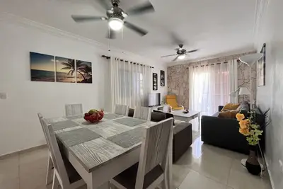 Image de Lovely Spacious Condo with Pool View, Close to Beaches and Shops!