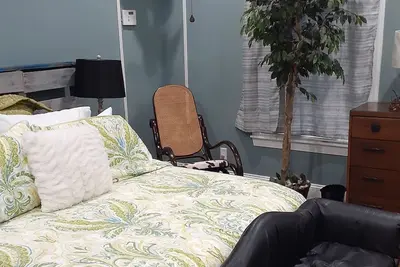 Image de Historic Hideaway - charming small-town apartment. Pet friendly. .