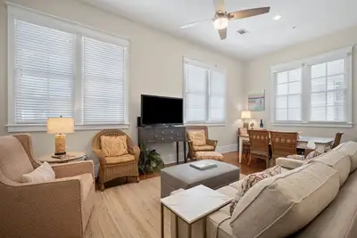 Image de New Listing! Habersham Flat - Sleeps 4 Walking Distance to Pool and Market St