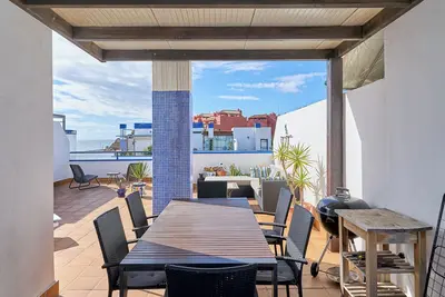Image de Penthouse by the Beach\" avec terrasse et Wi-Fi