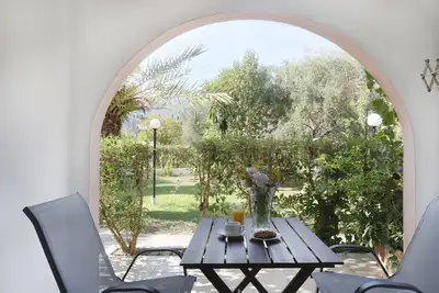 Image de Appartement au rez-de-chaussée de la Villa Avra avec vue sur les montagnes, jardin et Wi-Fi.