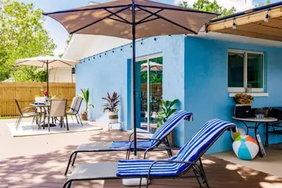 Image de Happy Fun  Blue House for 8 people kids, pets friendly, 3 miles from the  beach🏖️