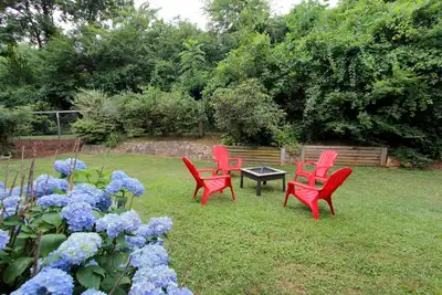 Image de Minutes to Dt & the Outdoors w/ flat, fenced backyard perfect for the pups!