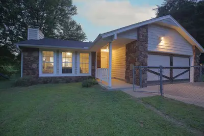 Image de Urban Wilderness Home on Full Acre close to shopping and Hwy