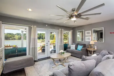 Image de Lakefront Living at the Cove