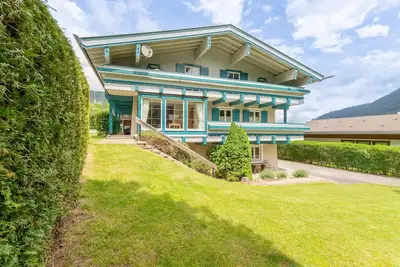 Image de Maison spacieuse avec vue sur les chutes d'eau