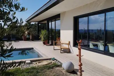 Image de Maison architecte dans lotissement avec vue et piscine sans vis à vis