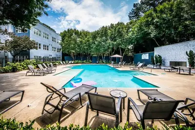 Image de Cozy king bed suite w/ free parking, pool & gym