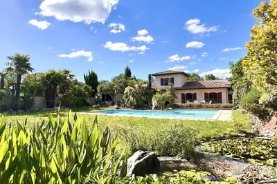 Image de Maison chaleureuse du sud avec jardin paysager