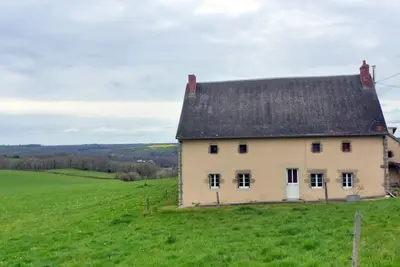 Image de Maison de ferme paisible avec vue sur vallée et terrasse