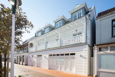 Comfortable new-build apartment next to a monument
