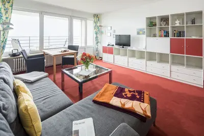Bright, spacious 2-room vacation apartment in a prime island location with sea views!