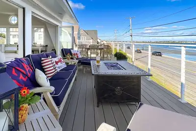 Nubble View - \" Ocean Stunner\" Stunning views in this luxury beach front rental