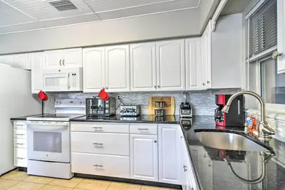 Welcoming Largo Home w\/ Yard ~ 4 Mi to Beach!