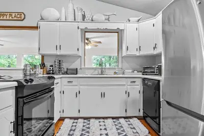 Image de Lakefront with Dock and Hot Tub!