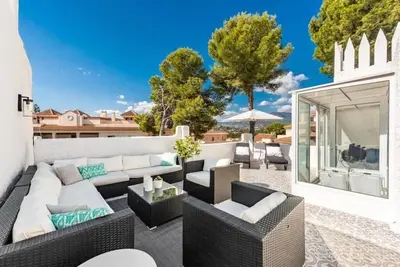 Image de Completely renovated townhouse with a very central location in Nueva Andalucia