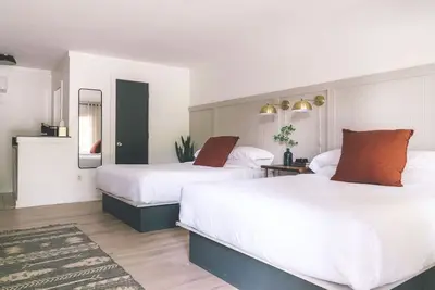 Image de Spacious Hotel Double Queen Room in Cashiers Center