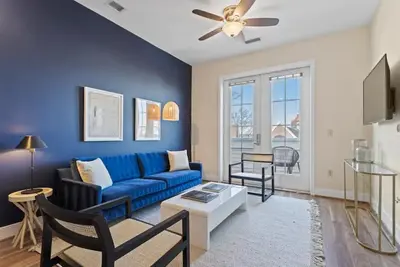 Image de ⚜Deluxe Executive Old Town Apt w/Dedicated Office⚜